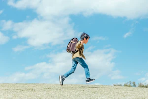 ランドセルを背負う子ども