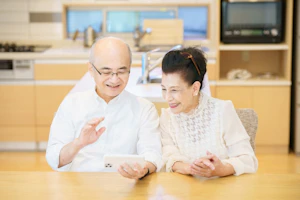 談笑する夫婦