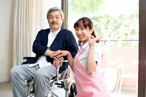 患者さんに寄り添ってポーズをとるスタッフ