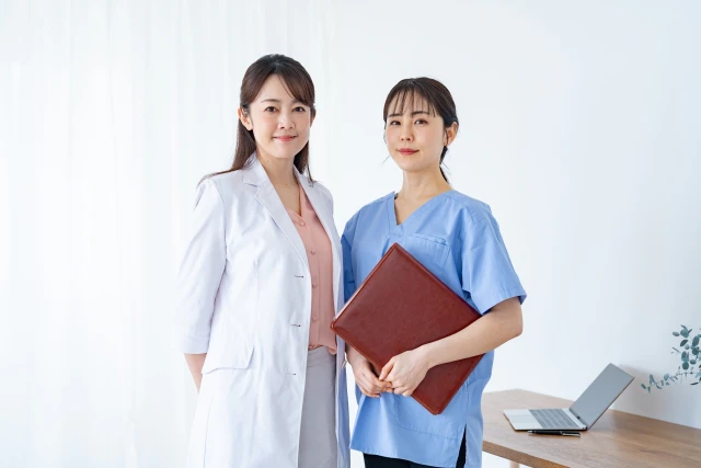 並んで立つ女性スタッフ