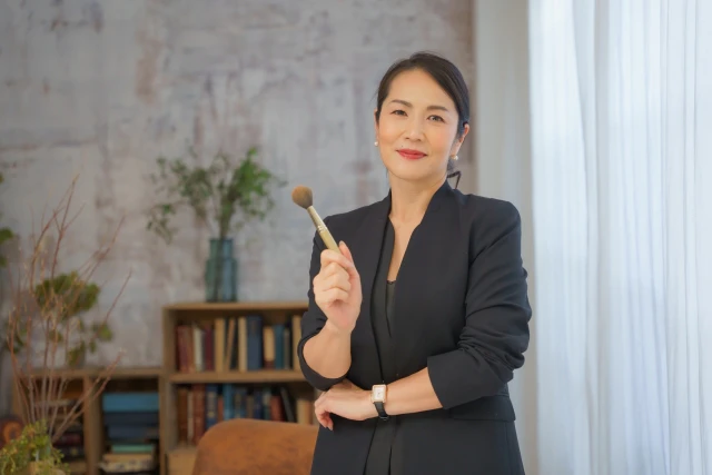 化粧道具を持つ女性