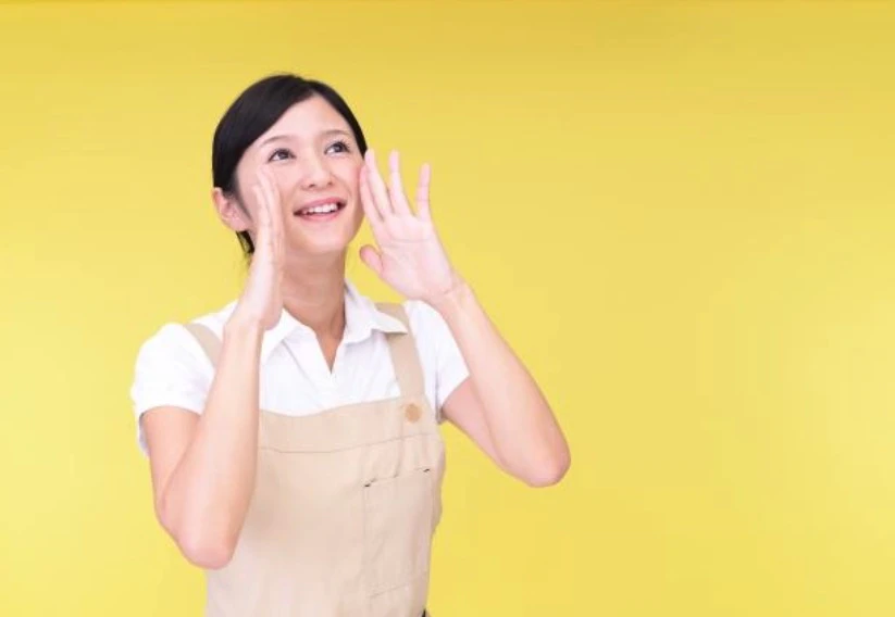 呼びかける保育士さん