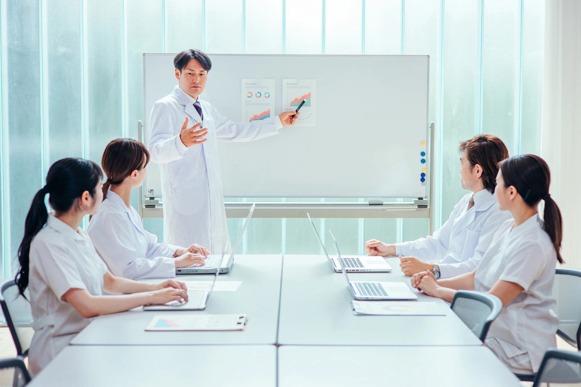 ミーティング中の医師たち