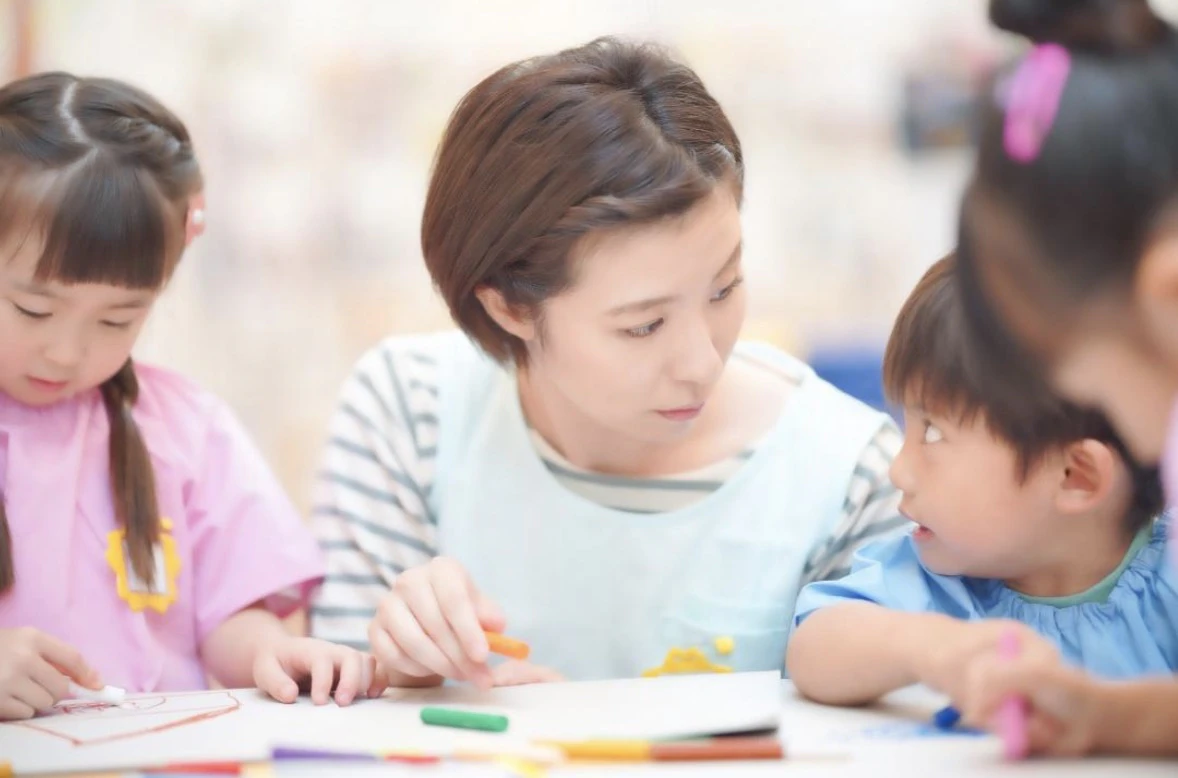 子どもの疑問に応える保育士