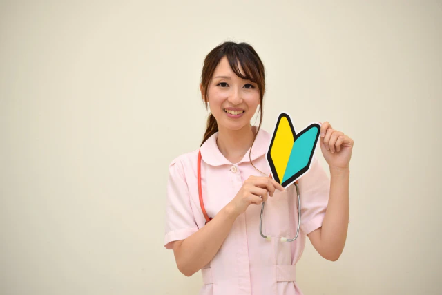 初心者マークを持つ女性