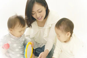二人の子どもと保育者の写真