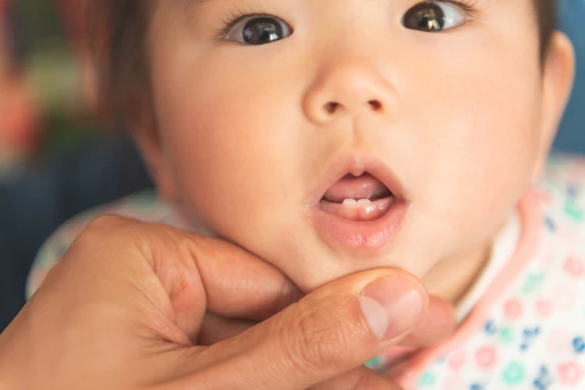 歯を見てもらう子供