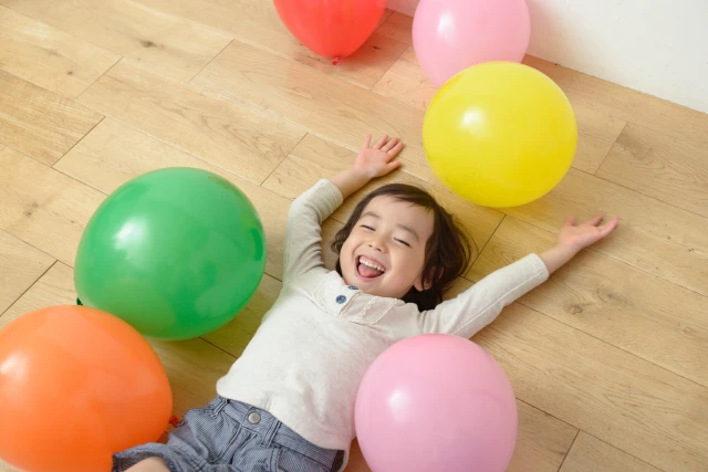 風船で遊ぶ子供