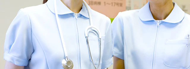 看護師2人が並んでいる