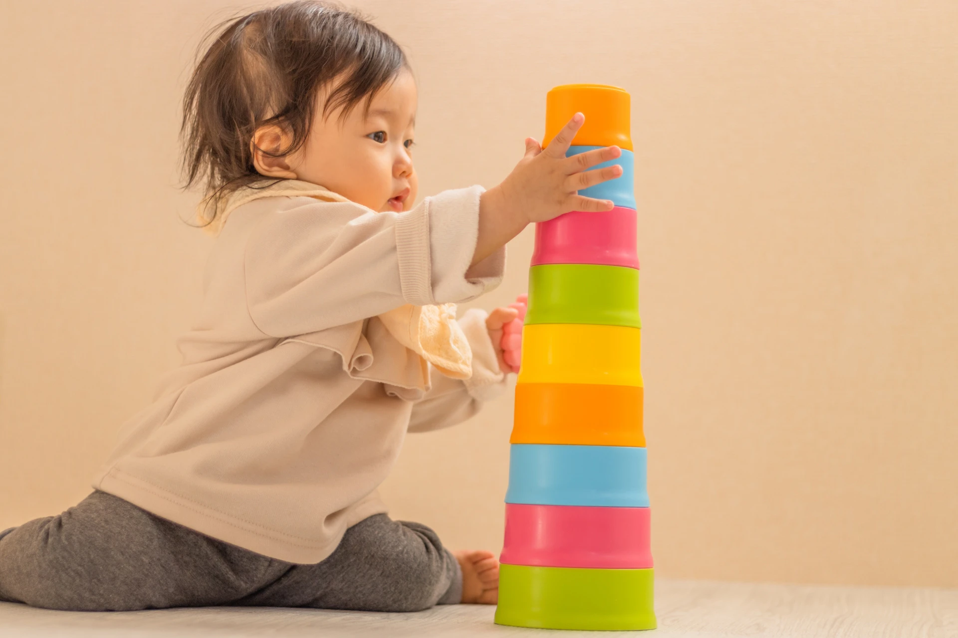 赤ちゃんが遊んでいる