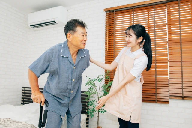 年配男性とスタッフ