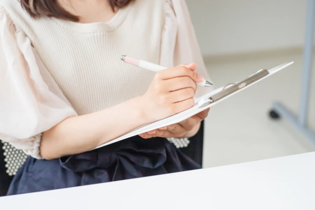 メモをとる女性
