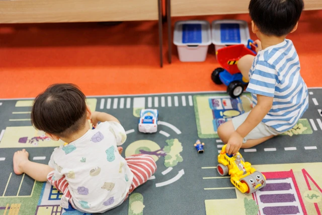 ミニカーで遊ぶ子供