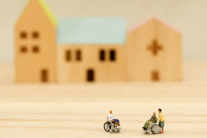 病院前 車いすに乗っている人が数名いる