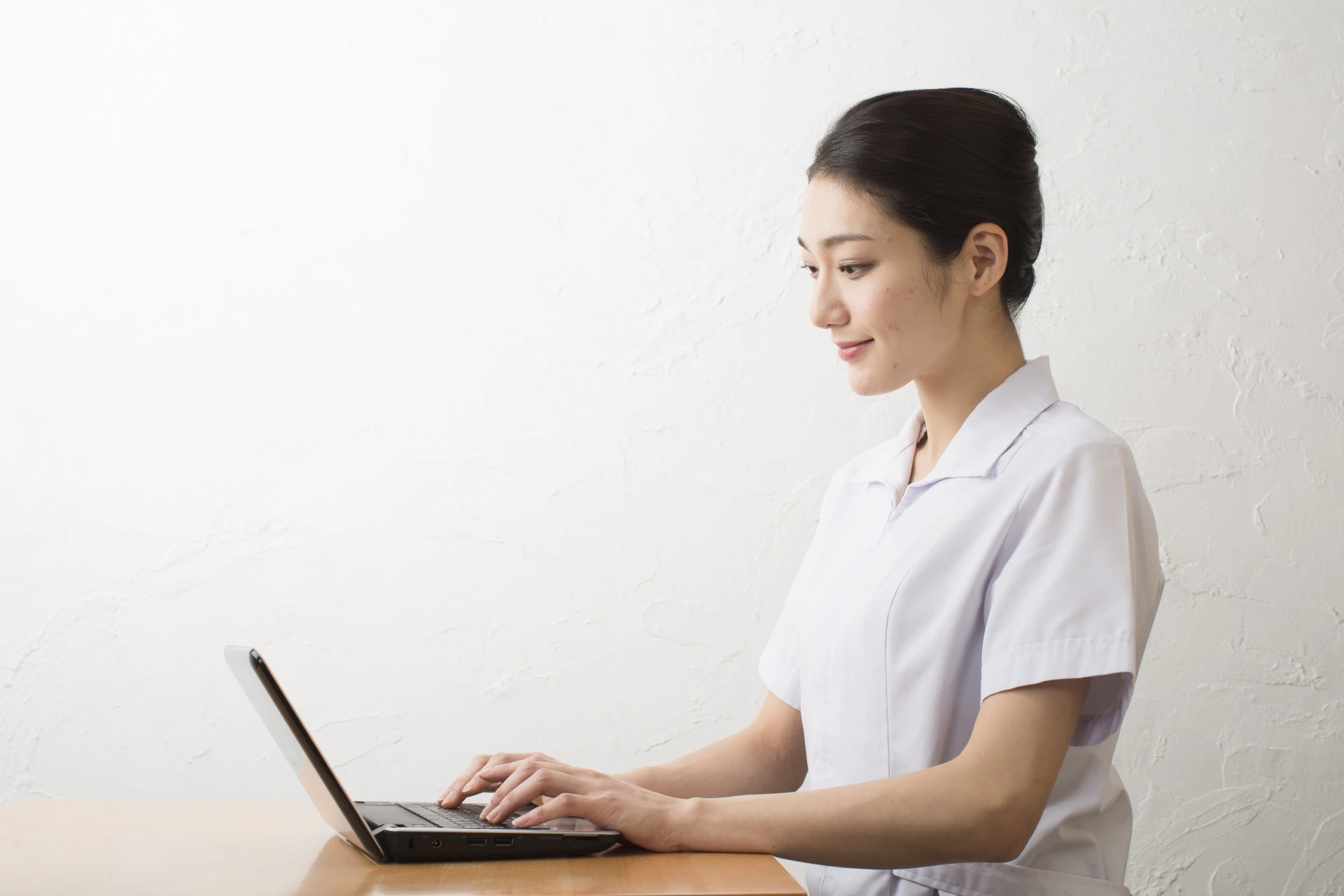 PC操作する看護師