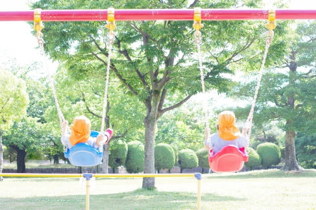 ブランコに乗る子供たち
