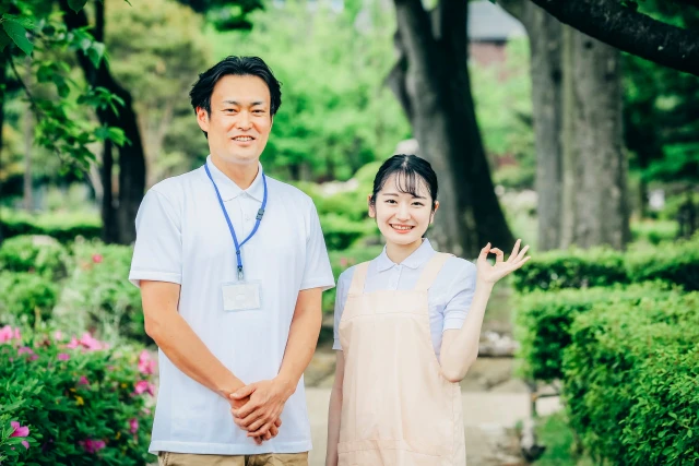 男性スタッフとOKサインの女性スタッフ