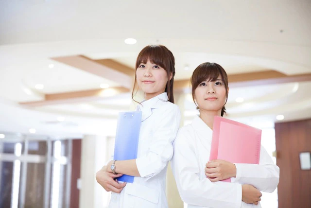 カルテをもった看護師