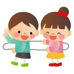 電車ごっこをする少女と少年