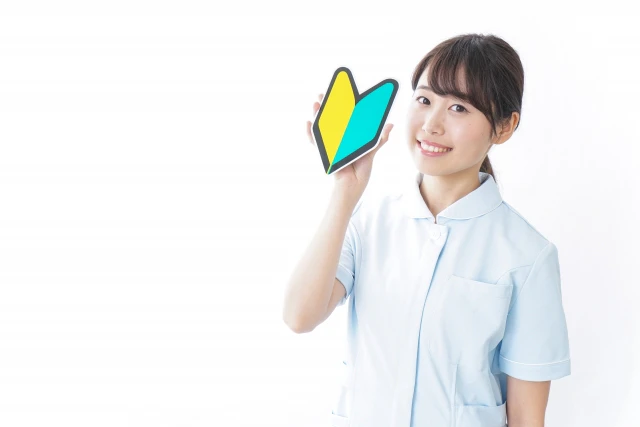 初心者マークを持つ女性看護師