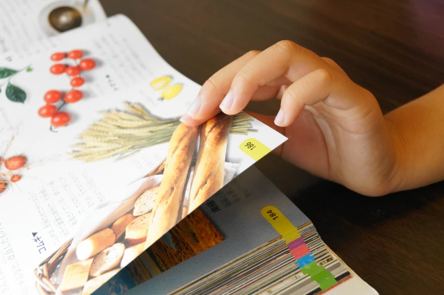 本のページをめくる手