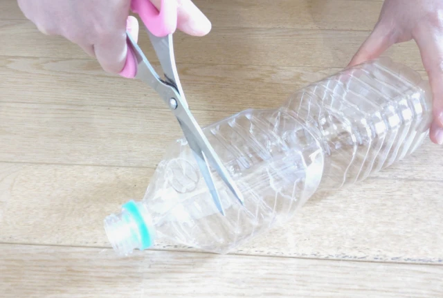 ペットボトルを切る様子