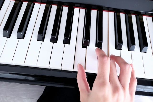 ピアノを弾く手