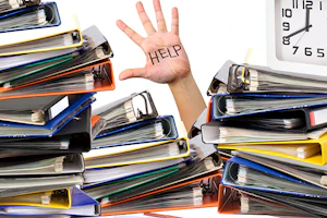 書類に埋まる手