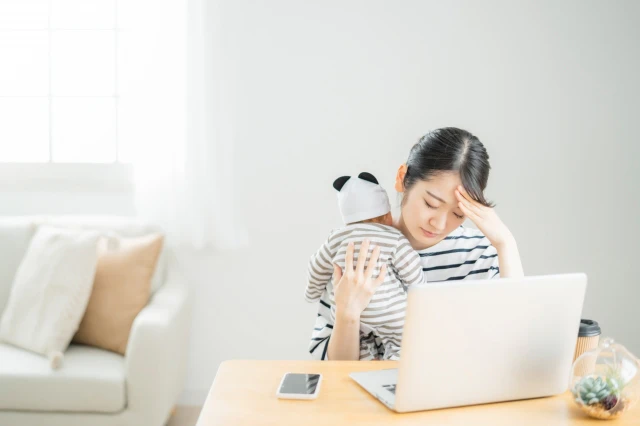悩むお母さんと赤ちゃん