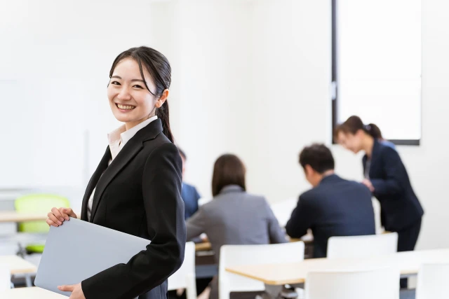 スーツ姿で笑顔の女性