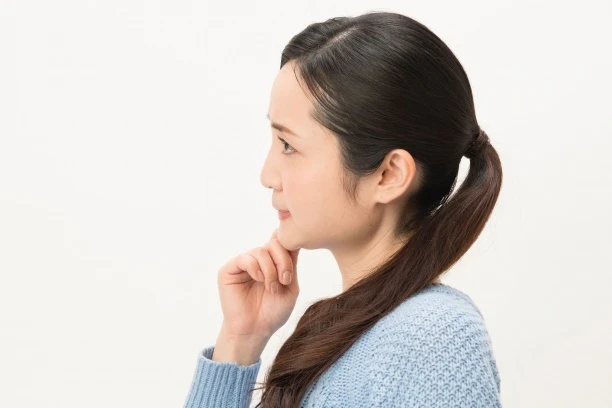 悩む女性「