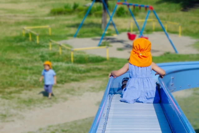公園で遊ぶ子供