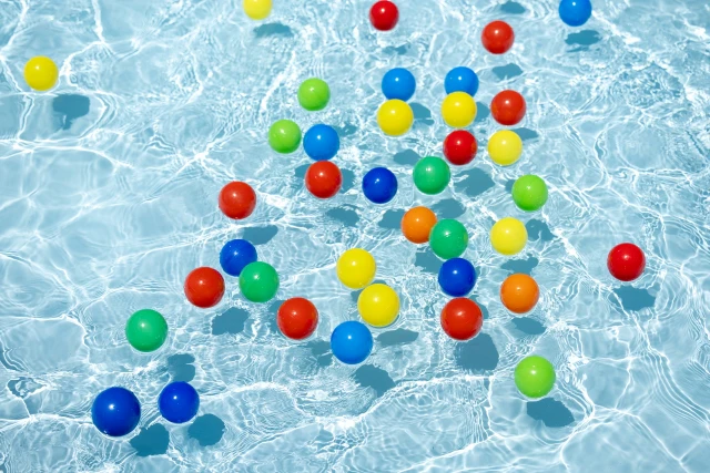 水に浮かぶカラーボール