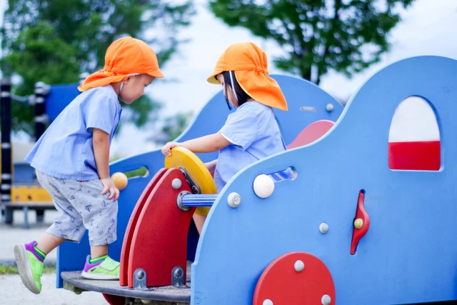 遊具で遊ぶ園児たち