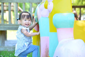 遊具で遊ぶ子供