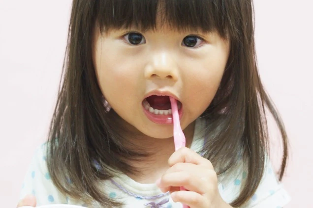 歯みがきをする女の子