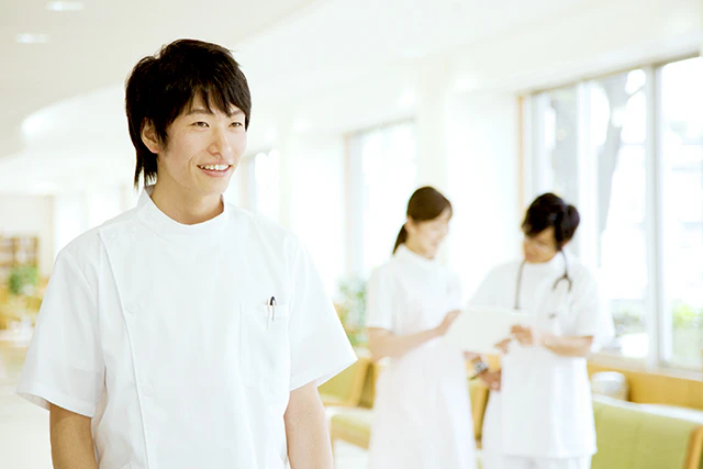 病院で働く男性看護師