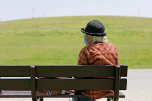 ベンチに座っている高齢女性