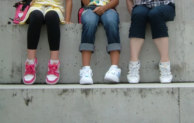 階段に座る子供たち