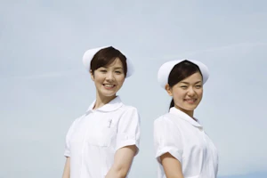 看護師2人外で立っている