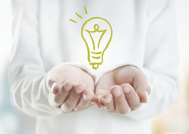 手の上に浮かぶ閃きのアイコン