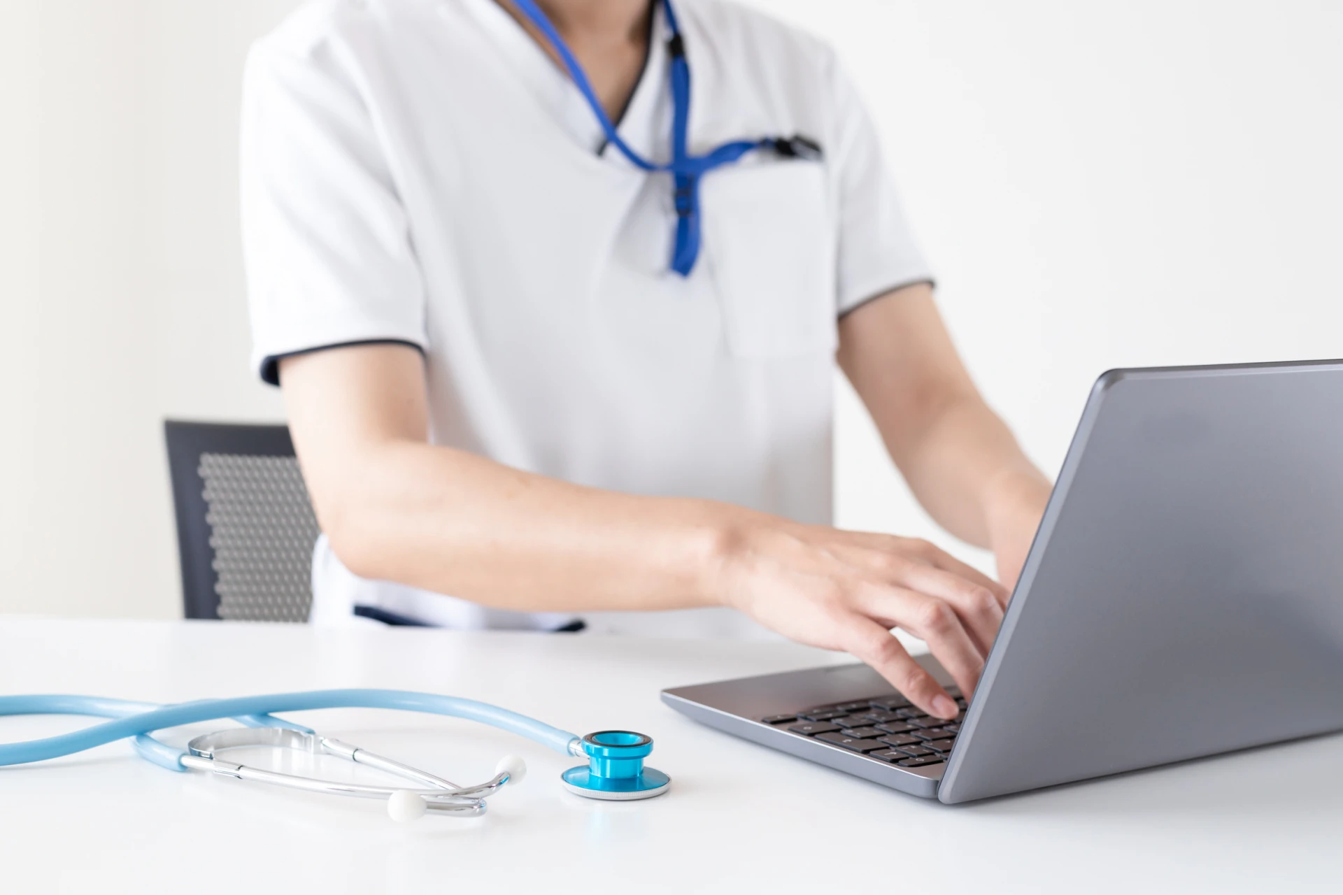 パソコンに向かう看護師さん