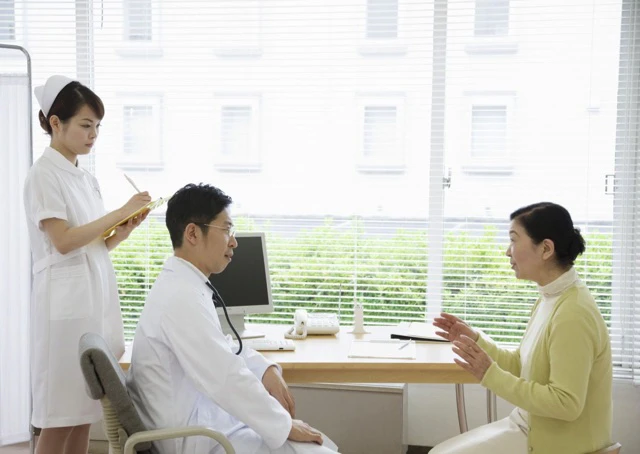 医師と話す患者さん