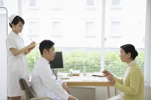 医師と話す患者さん