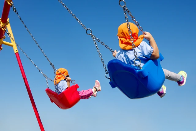 ブランコに乗る子供たち