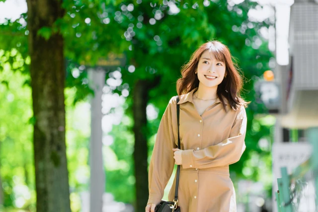笑顔で歩く女性