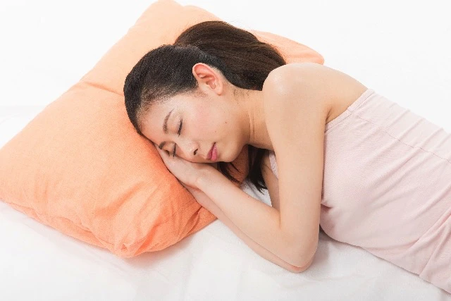 寝ている女性