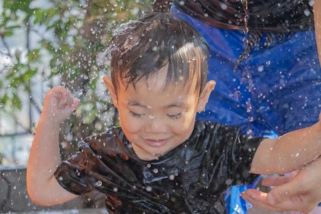 水遊びをする子ども