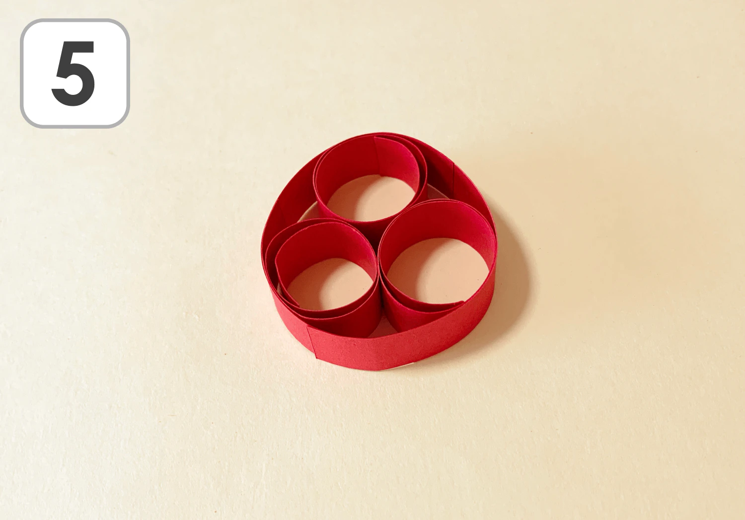 クイリングだるまの吊るし飾りの製作手順5