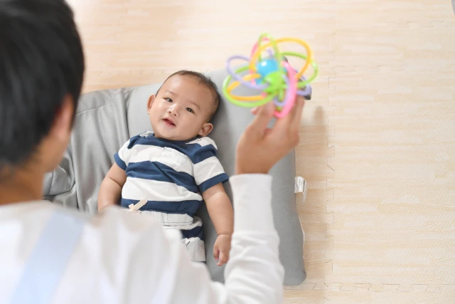 カラフルなおもちゃと赤ちゃん